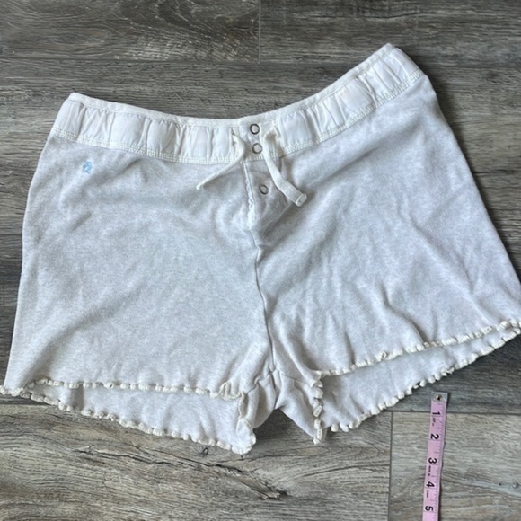 Ralph Lauren Other - Ralph Lauren shorts size large ivory colored casual soft pajama shorts
